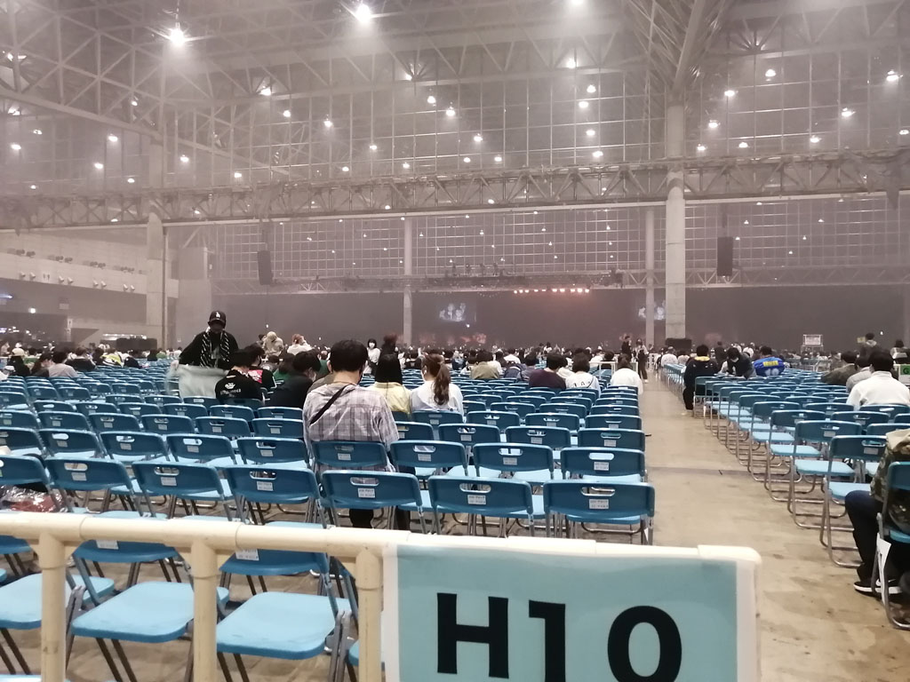 幕張メッセ 国際展示場ホール 18ホール(3ホール使用・エンドステージ型) ステージの見え方 livehis